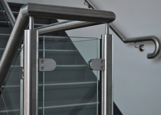 Chine Balustrade en verre adaptée aux besoins du client de conception d&amp;#39;escalier, balustrade en verre d&amp;#39;acier inoxydable d&amp;#39;esthétique fournisseur
